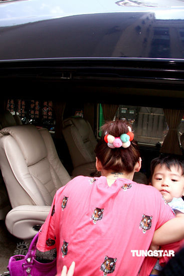 张柏芝lucas出游秀亲子装 赴小s住所叙旧【图】