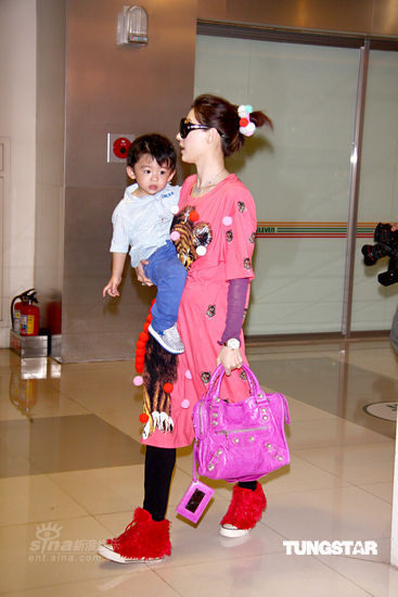 张柏芝lucas出游秀亲子装 赴小s住所叙旧【图】