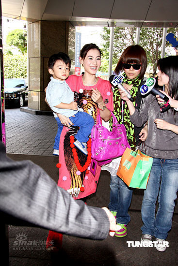 张柏芝lucas出游秀亲子装 赴小s住所叙旧【图】