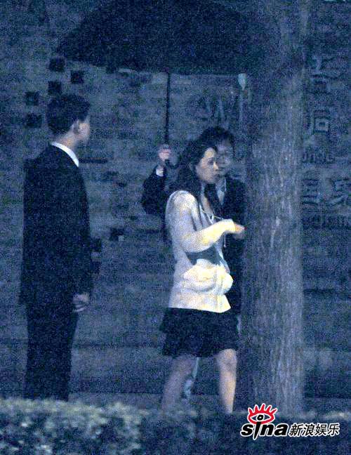 伊能静深夜秘会“眼镜男” 雨中同返公寓【图】