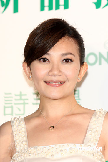 梁静茹露香肩分享美白经验 想演搞笑角色【图】