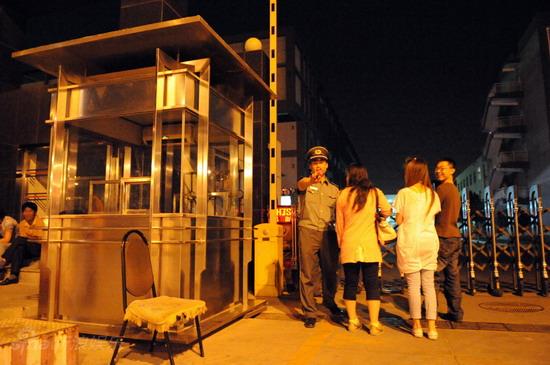 媒体彻夜苦等未见满文军 看守所外媒体大战【图】