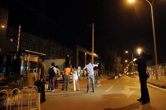 媒体彻夜苦等未见满文军 看守所外媒体大战【图】