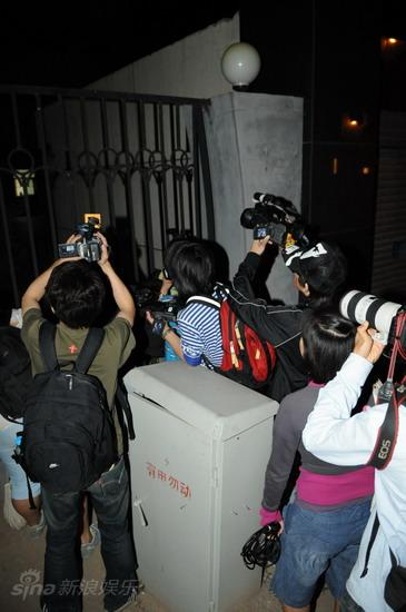 媒体彻夜苦等未见满文军 看守所外媒体大战【图】