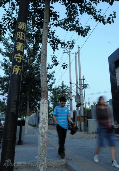 媒体彻夜苦等未见满文军 看守所外媒体大战【图】