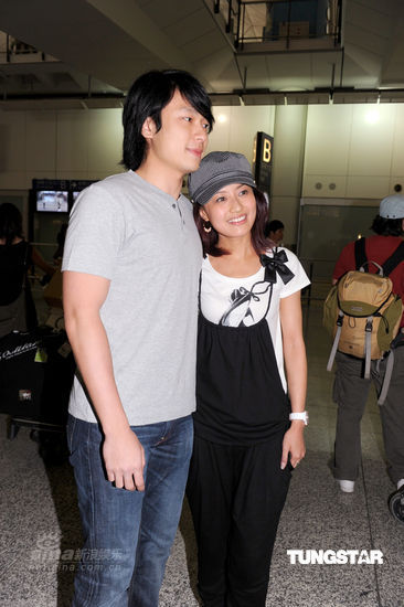 港姐候选佳丽返港 胡杏儿戴墨镜派头十足【图】