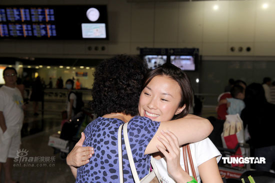 港姐候选佳丽返港 胡杏儿戴墨镜派头十足【图】