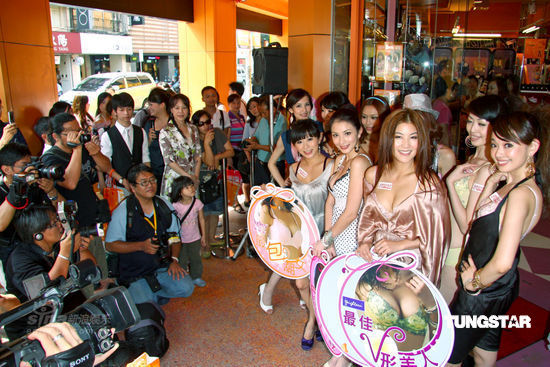 图文：宋新妮等代言内衣-粉丝到场加油