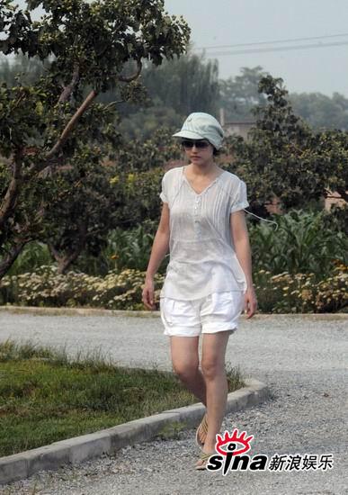 周海媚开心遛狗玩 慵懒抽烟与服务员争执【图】