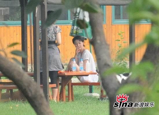 周海媚开心遛狗玩 慵懒抽烟与服务员争执【图】