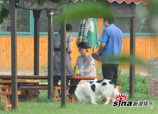 周海媚开心遛狗玩 慵懒抽烟与服务员争执【图】