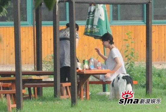 周海媚开心遛狗玩 慵懒抽烟与服务员争执【图】