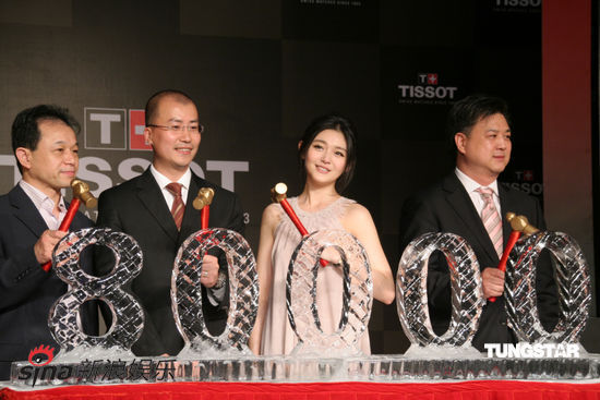 大s着米色长裙代言 清新形象显窈窕身姿