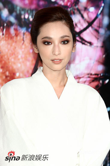 吴佩慈着浴袍惊艳亮相 化身性感缪斯女神【图】