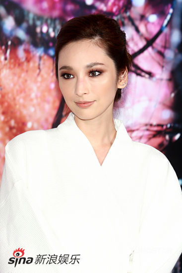 吴佩慈着浴袍惊艳亮相 化身性感缪斯女神【图】