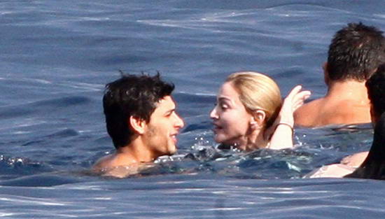 麦当娜与小男友玩跳水 当众拥吻爱意绵绵【图】