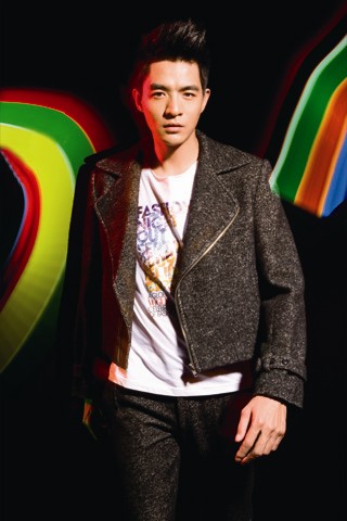 张曼玉携百位明星拍大片促销时尚