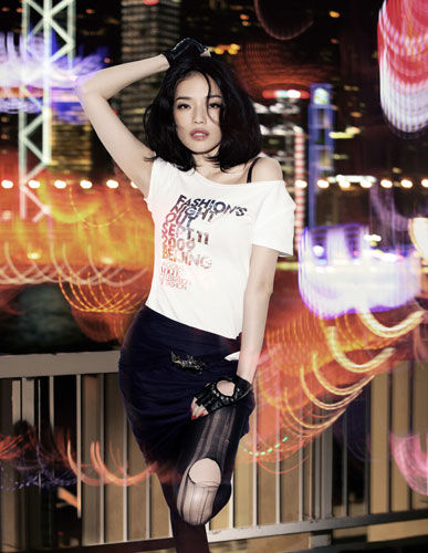 张曼玉携百位明星拍大片促销时尚