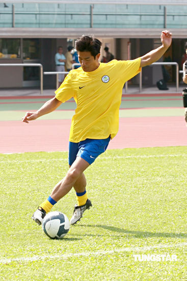 郭富城球场活力四射 谭咏麟脚伤助阵【图】