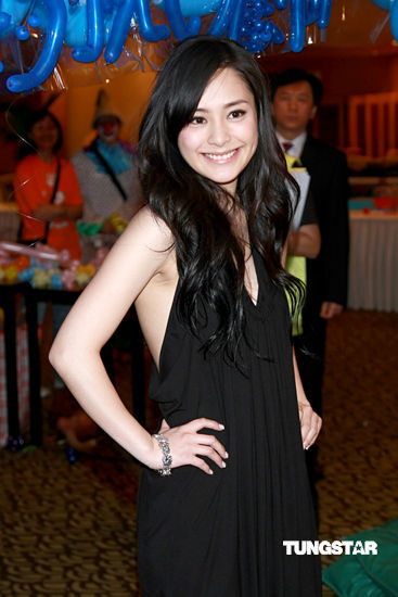 阿娇一身成熟女人味 坦言想出书记录人生【图】