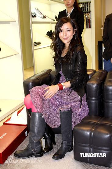 众星推广购物理念 张静初获赠顶级战靴【图】