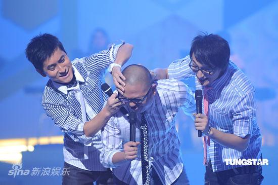 图文:何韵诗节目热辣舞蹈-现场搞笑表演