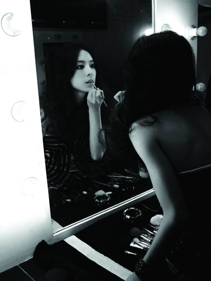 张静初拍光影写真 演绎自己的电影年代【图】