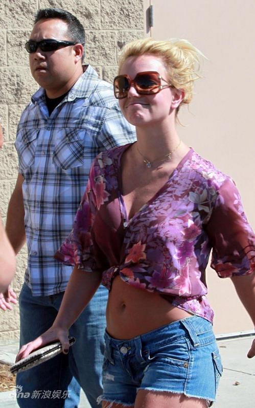 布兰妮短衫热裤雪地靴 保镖陪同买鸟笼【图】