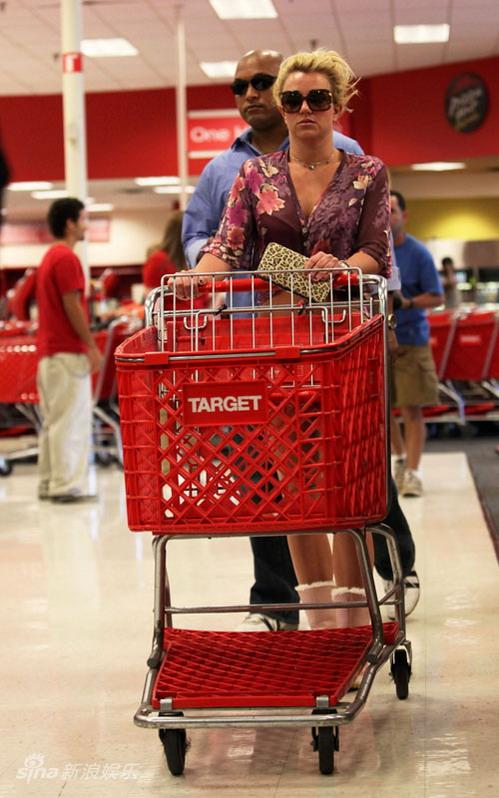 布兰妮短衫热裤雪地靴 保镖陪同买鸟笼【图】