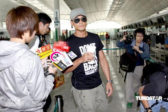 郭富城泰国拍戏返港 与熊黛琳前后现身机场