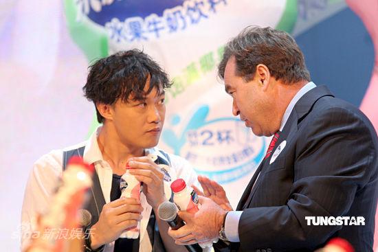 陈奕迅演“虚拟现实秀” 斗舞“奶牛”过瘾【图】