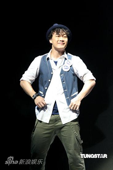陈奕迅演“虚拟现实秀” 斗舞“奶牛”过瘾【图】