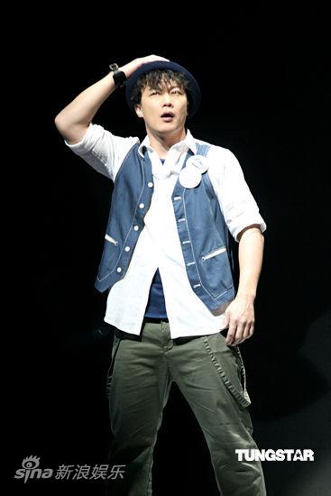 陈奕迅演“虚拟现实秀” 斗舞“奶牛”过瘾【图】