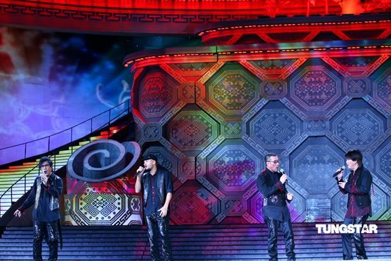 图文:大地飞歌2009激情开幕-纵贯线组合