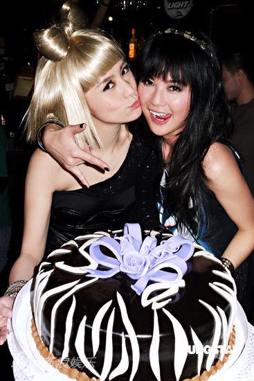 蔡卓妍陈伟霆同庆生 温馨换礼物好友齐祝贺【图】