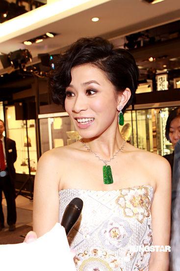 余诗曼出席代言秀美背 难过陈鸿烈去世【图】