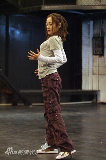 李小璐练舞不见绯闻男友韩庚