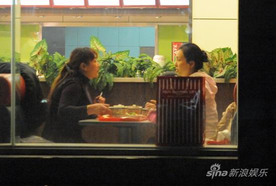 小陶虹素颜就餐照料小女孩【图】