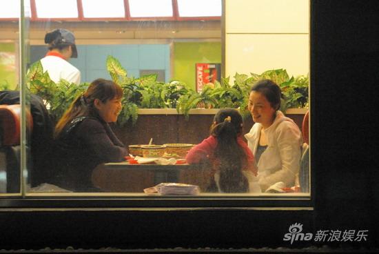 小陶虹素颜就餐照料小女孩【图】