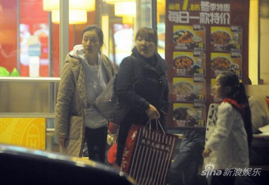 小陶虹素颜就餐照料小女孩【图】