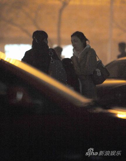 小陶虹素颜就餐照料小女孩【图】