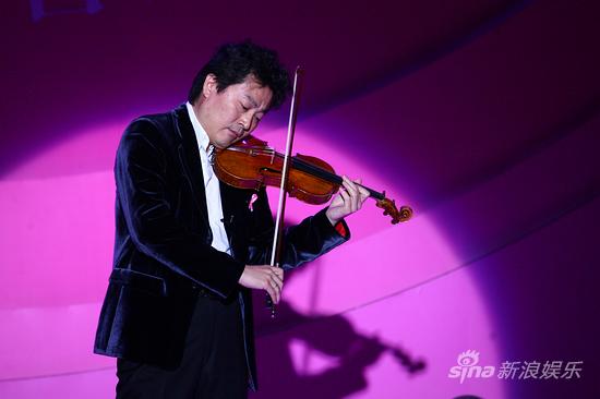 图文:粉红丝带盛典-小提琴演奏家吕思清