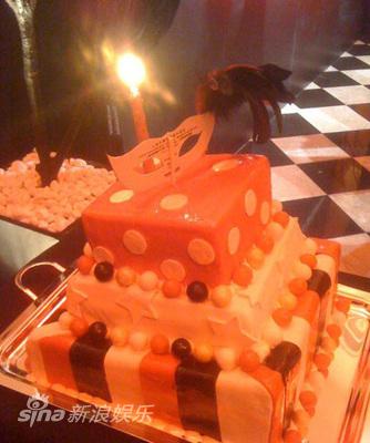 图文:刘嘉玲庆生派对-漂亮的生日蛋糕