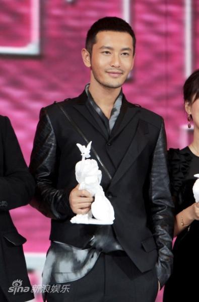 图文:黄晓明获时尚品牌广告代言人-手拿艺术珍