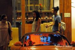 郝蕾外出就餐卷发睡衣现身新男友疑似曝光(图)