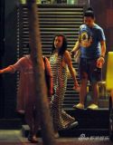 郝蕾外出就餐卷发睡衣现身新男友疑似曝光(图)
