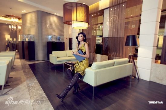 图文:乐基儿拍宣传片-长靴抢眼