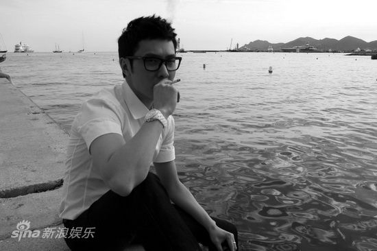 图文:冯绍峰戛纳写真-目光坚定