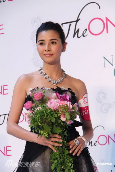 图文:蒙嘉慧亮相婚纱展-蒙嘉慧眉目清秀_影音