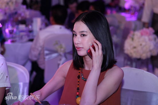 图文:李冰冰妹妹结婚-<em>黄圣依</em>打电话_影音娱乐